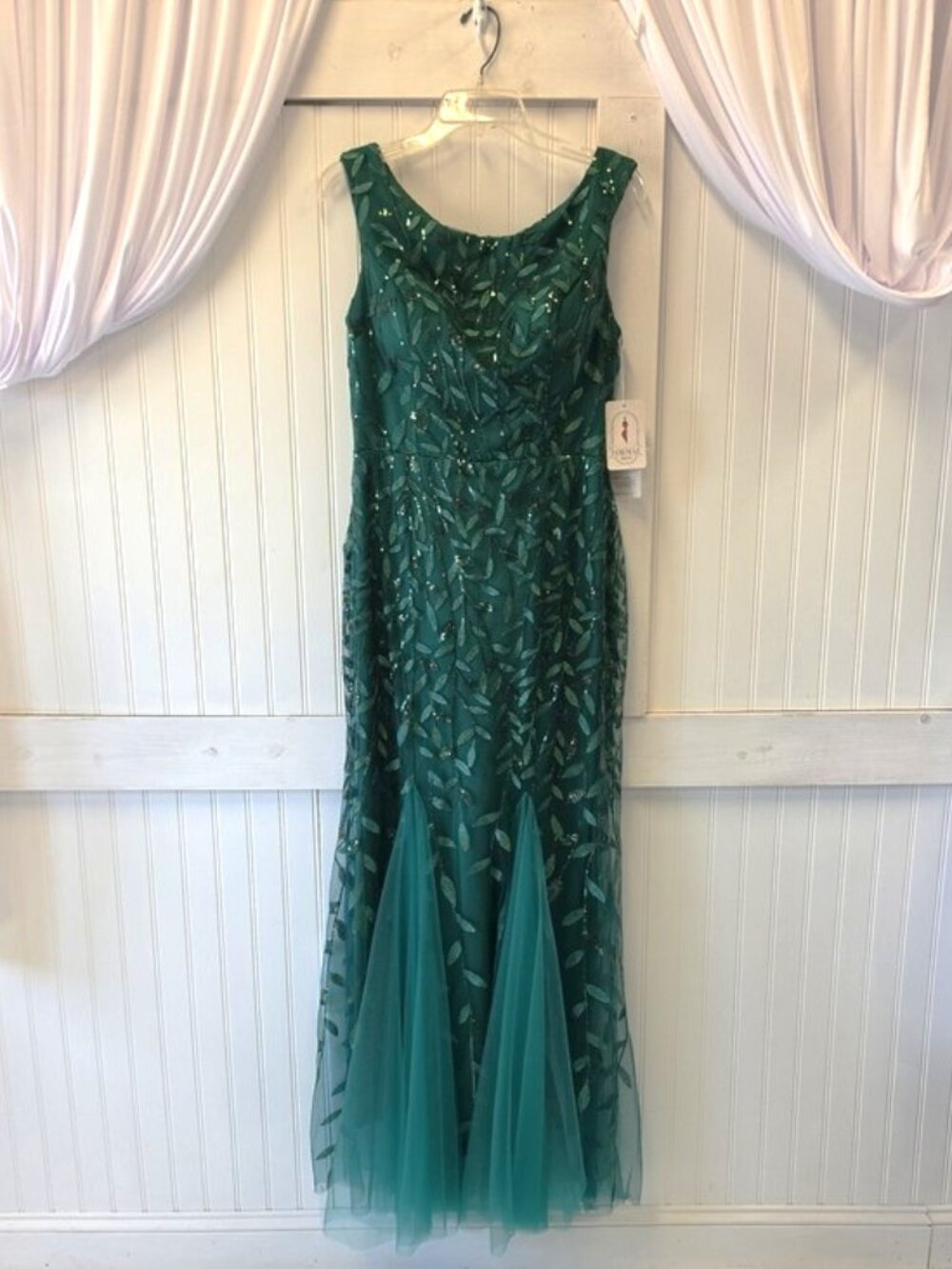 NWT Elegant Emerald Green Sleeveless Embroidered Sequin Max Gown Dress Size 14
